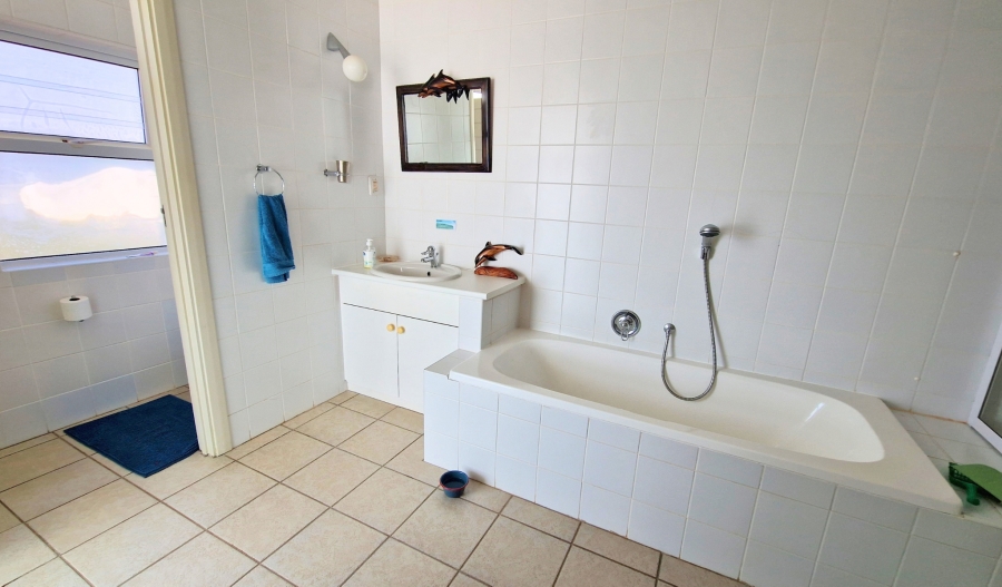 7 Bedroom Property for Sale in Wavecrest Eastern Cape